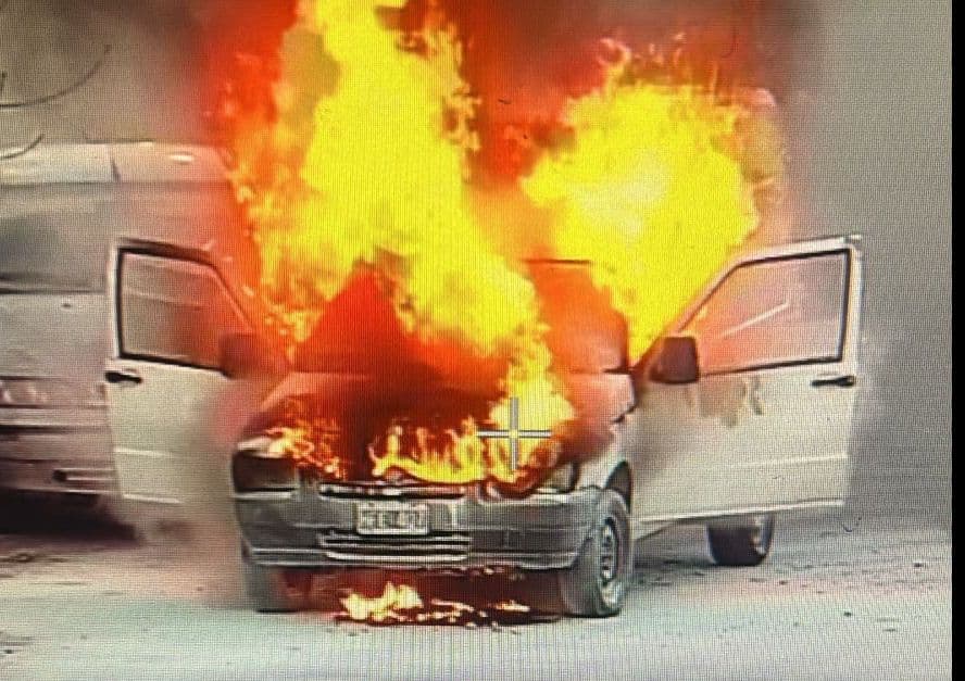 Ensenada: una camioneta se incendió en plena circulación y el conductor logró evacuar a tiempo