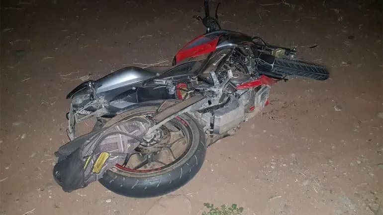 Los Hornos: dos nenas heridas tras ser atropelladas por un adolescente que hacía “wheelie” en moto