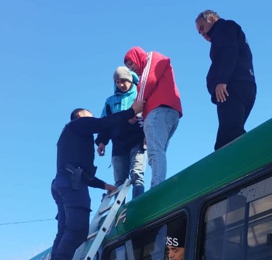 Rescatan a joven que intentó arrojarse de un puente en Meridiano V