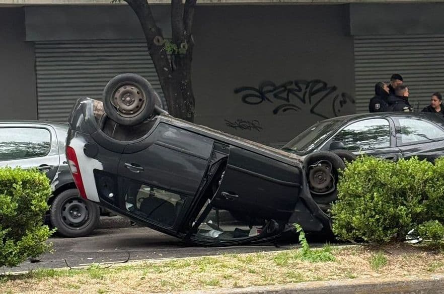 Un joven volcó su auto en Diagonal 74 y 6  tras quedarse dormido al volante