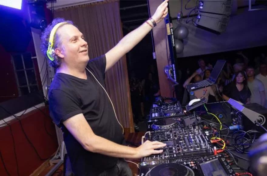 Se viene otra “Retro Fest” con DJ Deró en vivo
