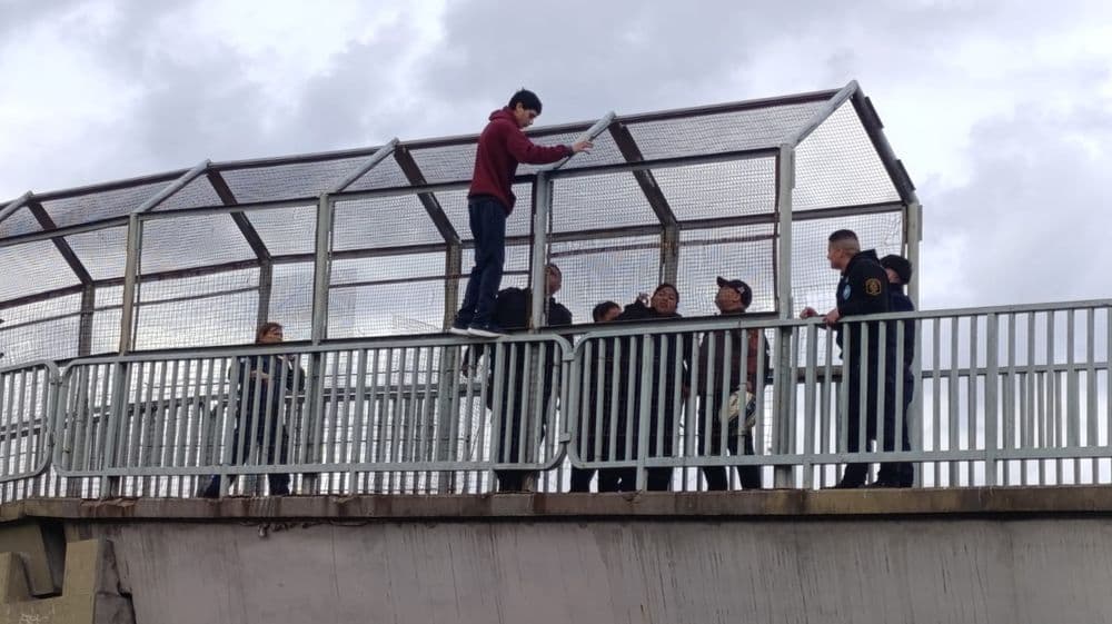 Intento de suicidio en puente peatonal de la Autopista Buenos Aires - La Plata
