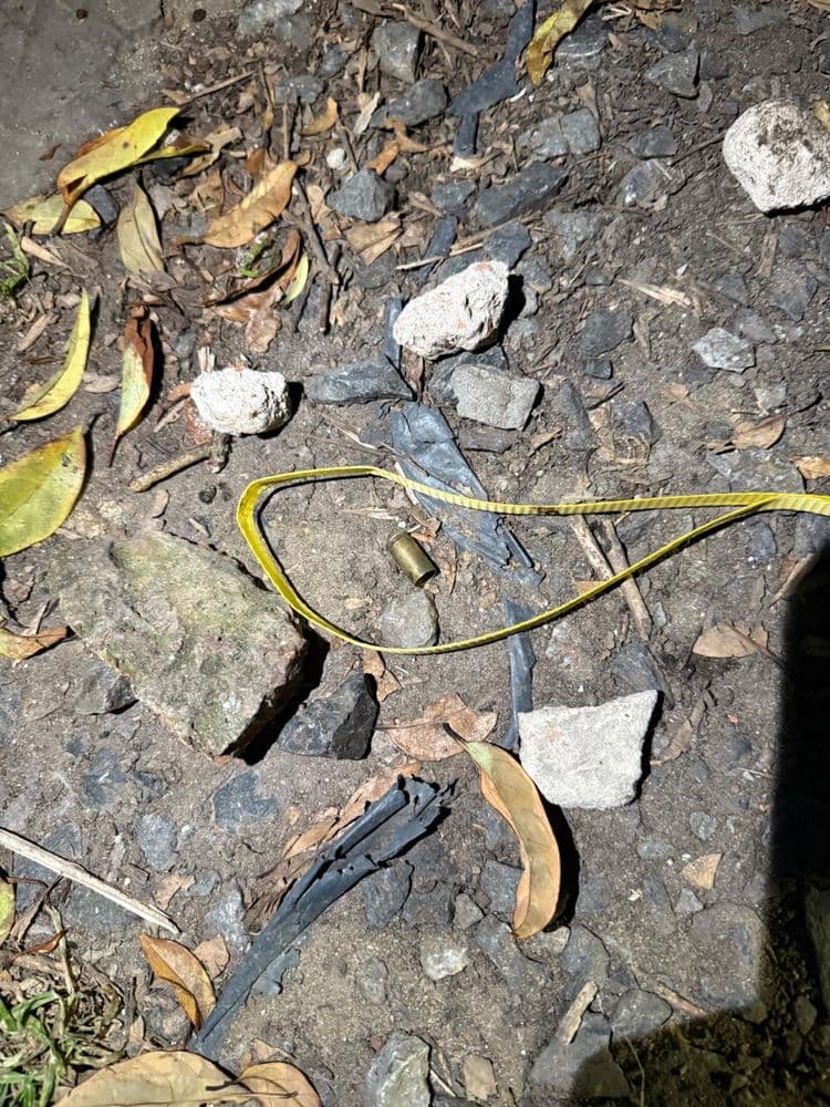Los Hornos: Un policía se tiroteó con motochorros, uno huyó y el otro está grave 