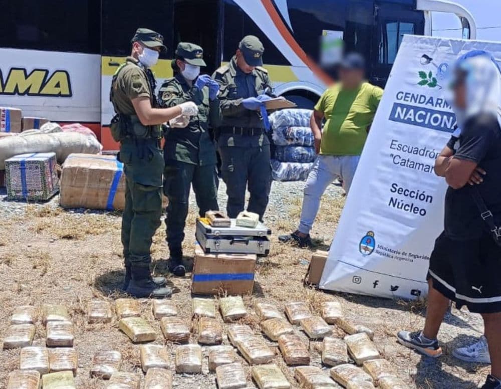 Golpe al narcotráfico: tres mujeres detenidas con casi 66 kilos de marihuana escondidos en mochilas infantiles