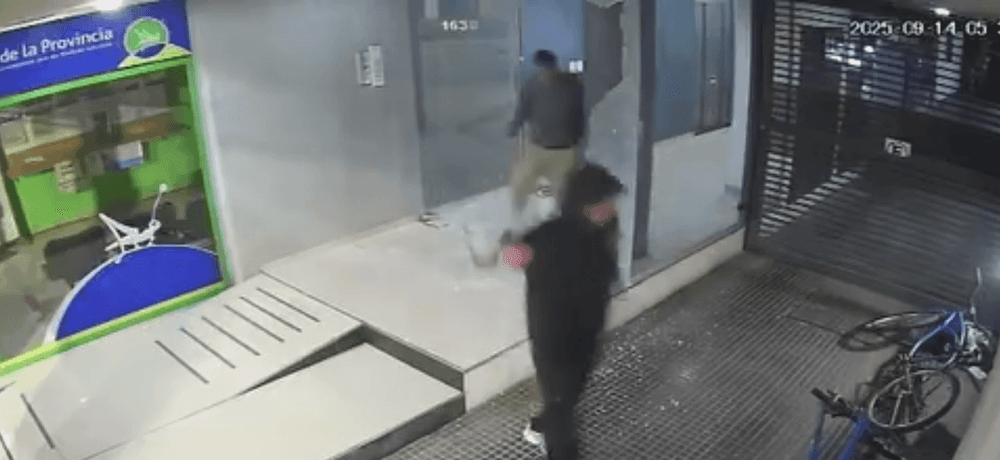 La Plata: delincuentes intentaron robar en un edificio y quedaron filmados