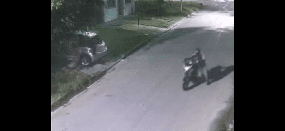 La Plata: Robaron una moto de una vivienda y huyeron “a tiro”