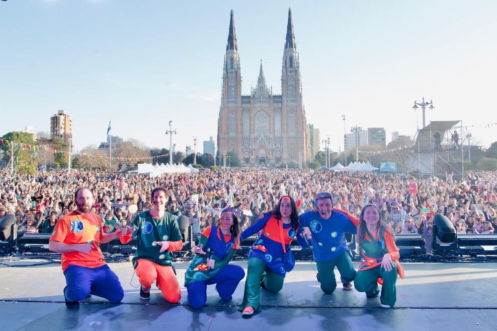 Multitudinario festejo en Plaza Moreno por el Día del Niño 