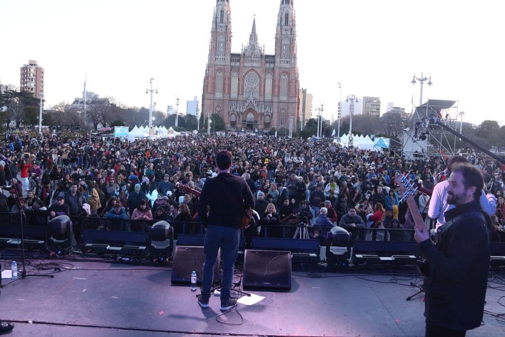 Con gran éxito, la ciudad celebró el Festival de Folklore La Plata Capital en Plaza Moreno