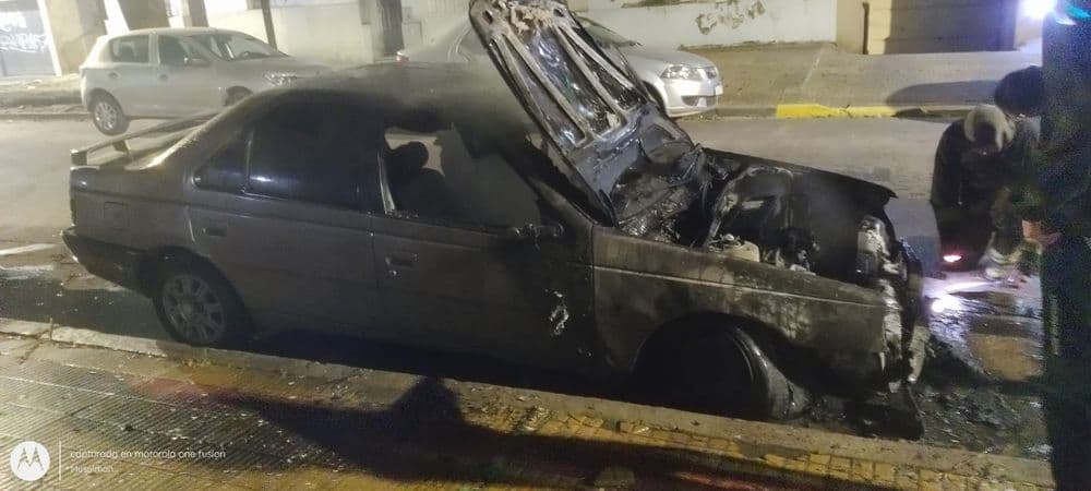 Un joven en situación de calle fue detenido tras incendiar dos autos en La Plata