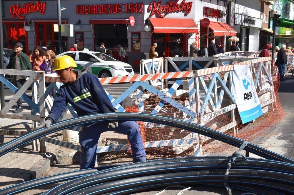 La Plata: avanzan los recambios de cañerías sobre Avenida 7