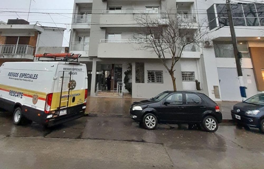 Se desplomó un ascensor en La Plata desde el quinto piso y una mujer resultó herida
