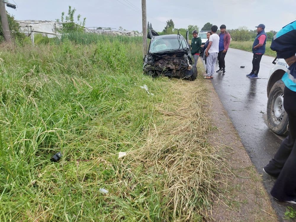 Un joven perdió el control de su auto y chocó contra un poste en Abasto