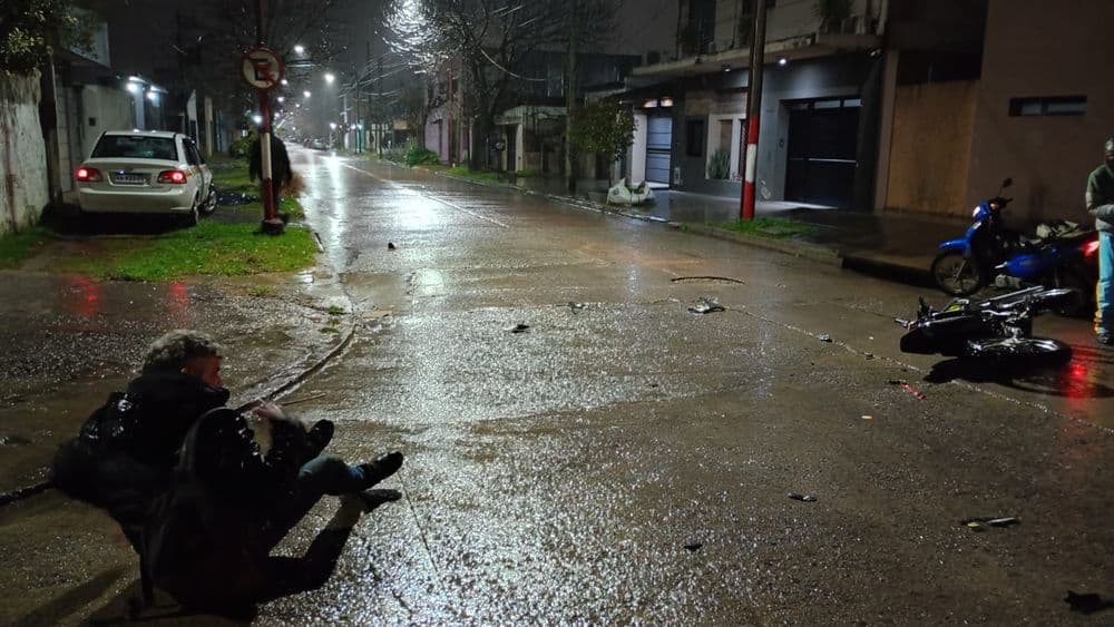 Berisso: motociclista en estado reservado tras chocar con un taxi, el conductor dio positivo en alcoholemia