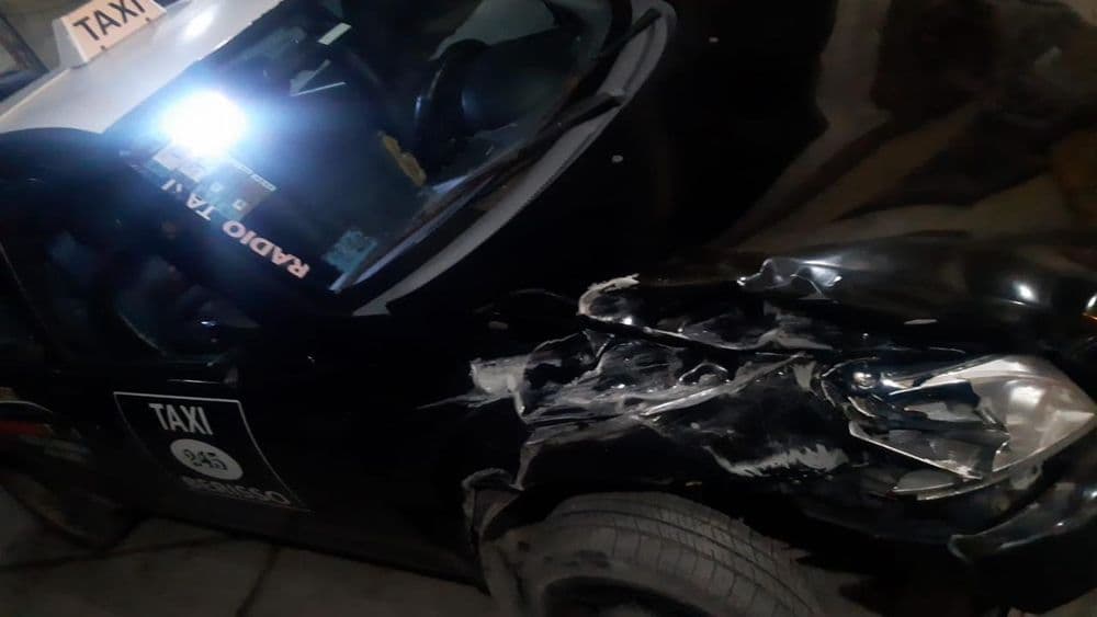 Berisso: un taxi chocó a una camioneta estacionada y el conductor se negó a hacerse el test de alcoholemia