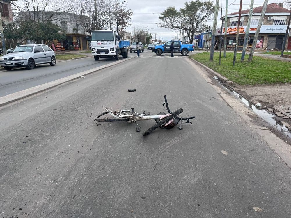 Tragedia en Los Hornos: Un ciclista murió tras ser embestido por un camión que se dio a la fuga