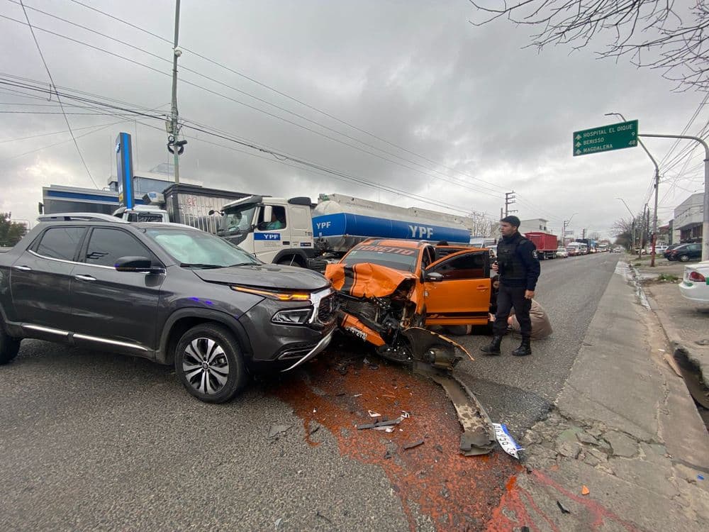 La Plata: Choque entre un Volkswagen Fox y una Fiat Toro dejó tres heridos leves en 122 y 42