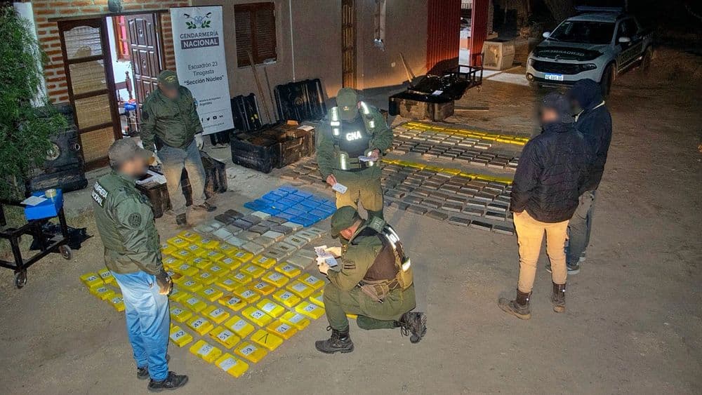 Descubren “cofres metálicos” con 309 kilos de cocaína dentro de tres tanques de combustible