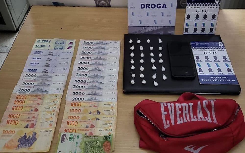La Plata: Detienen a un hombre con 27 envoltorios de cocaína en un operativo policial