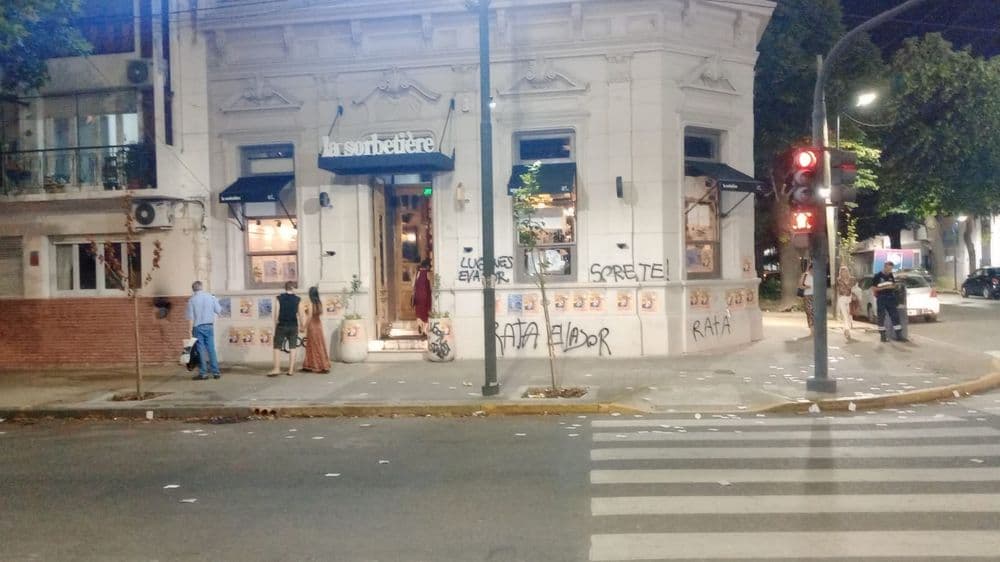 Protesta frente a un local gastronómico terminó con quema de neumáticos y tensión en el centro de La Plata