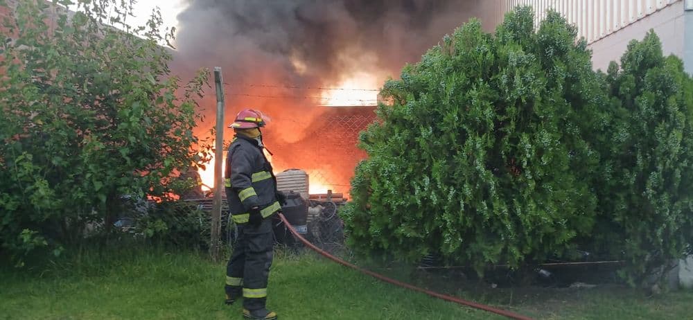 Se evacuaron algunas viviendas tras el incendio de una fabrica de plásticos en La Plata