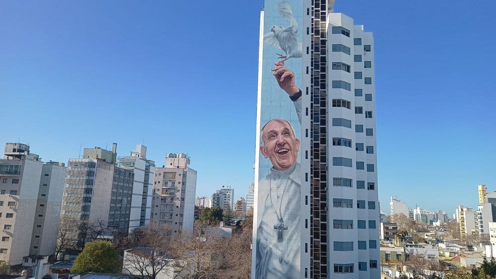 Alak y el arzobispo Carrara inauguran el mural del Papa Francisco más grande del mundo