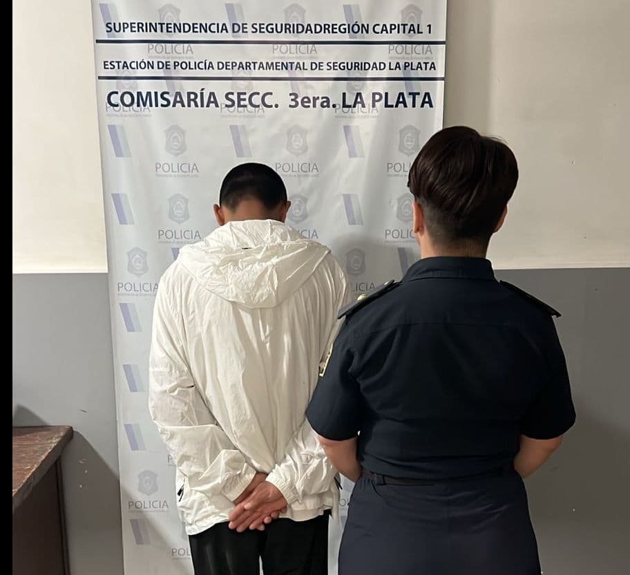 Arrestaron a un peruano en Los Hornos que se dedicaba a la venta de drogas