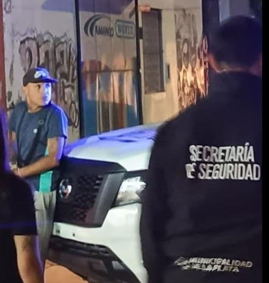 Un “trapito” amenazó con un cuchillo a municipales de La Plata y terminó refugiado en un supermercado