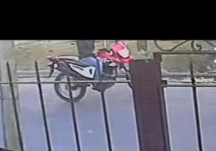 Intentaron robar una moto en 80 entre 22 y 23 y apuntaron con un arma al conductor que intervino