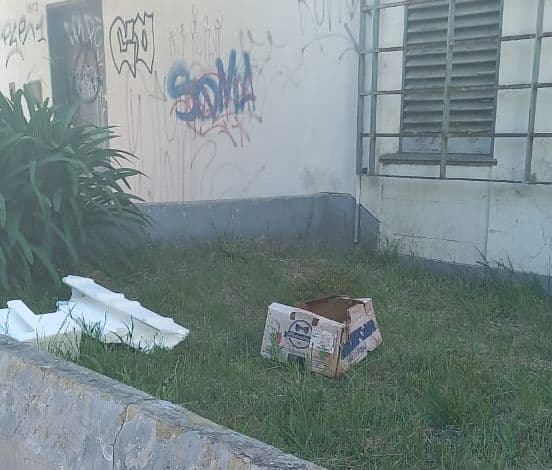 Vecinos de Gonnet denuncian el abandono de un edificio de Movistar y reclaman intervención municipal