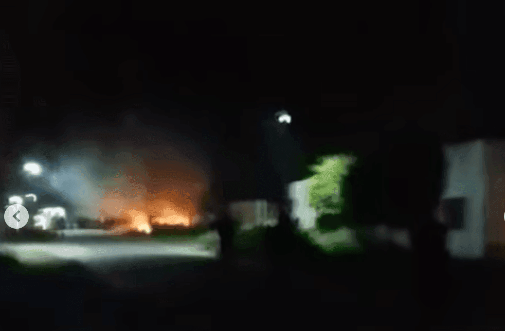 Tensión en Villa Elvira: tiros, corridas, un incendio y piedrazos a la Policía