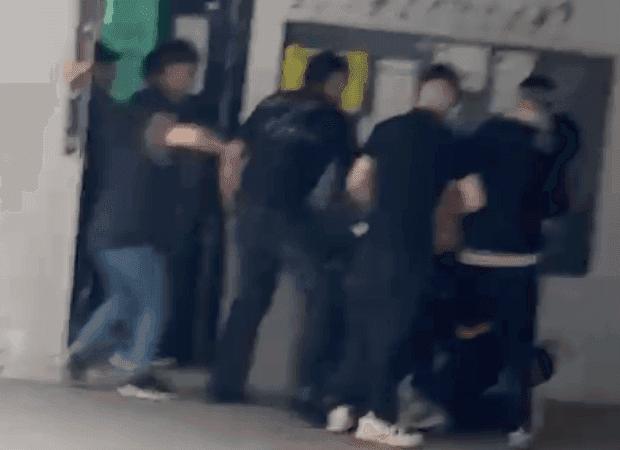 Video: Brutal batalla campal en el patio del Colegio Normal 2