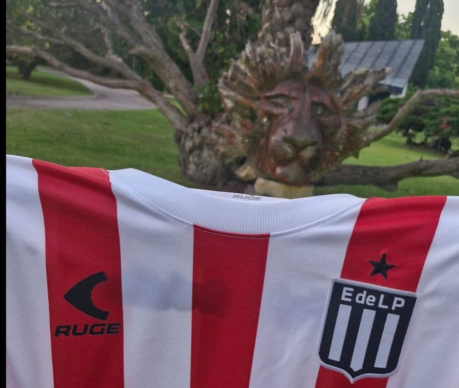 Milei publicó una foto con la camiseta de Estudiantes