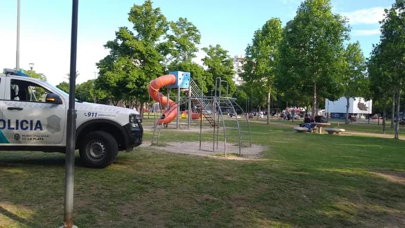 Tragedia en Plaza España: identificaron al hombre que murió mientras hacía ejercicio en La Plata