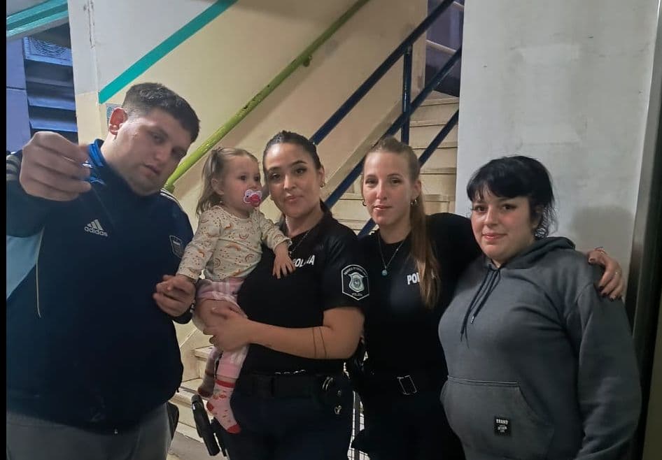 Policías le salvaron la vida a una beba de un año que se ahogaba en su casa de Villa Elvira