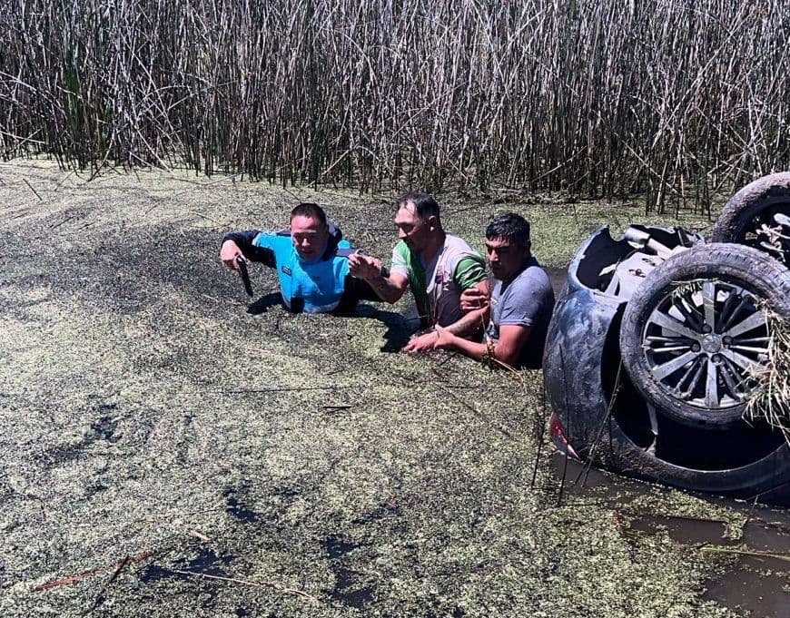 Robó un auto a mano armada, intentó escapar hacía la Costa Atálantica y volcó en un zanjón de Ruta 11