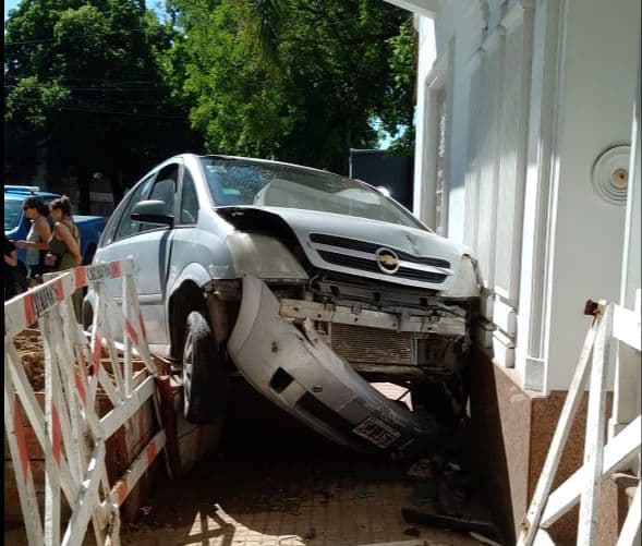 Un auto terminó contra el frente de una casa tras un choque en 66 y 10