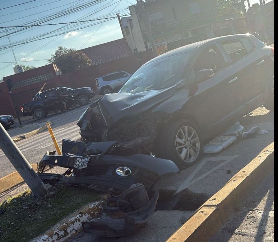 Grave accidente en Diagonal 73 y 28: Se infartó al volante y chocó contra un poste
