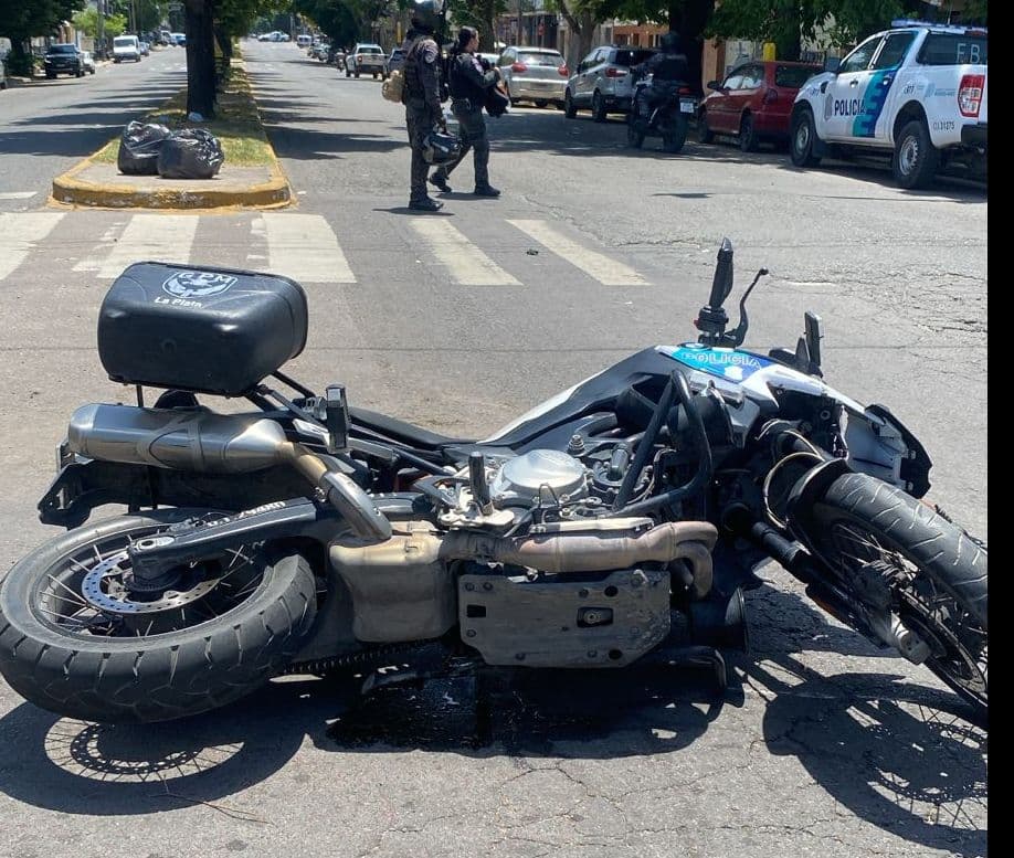 Dos policías resultaron lesionados tras un choque frente a la Comisaría Octava