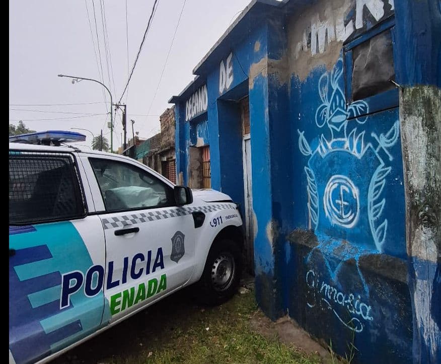 Ensenada: Persecución policial terminó con un patrullero incrustado en una vivienda