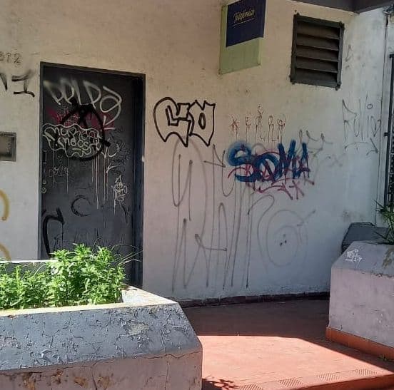 Vecinos denuncian abandono y riesgo en el edificio de la ex Telefónica de Gonnet