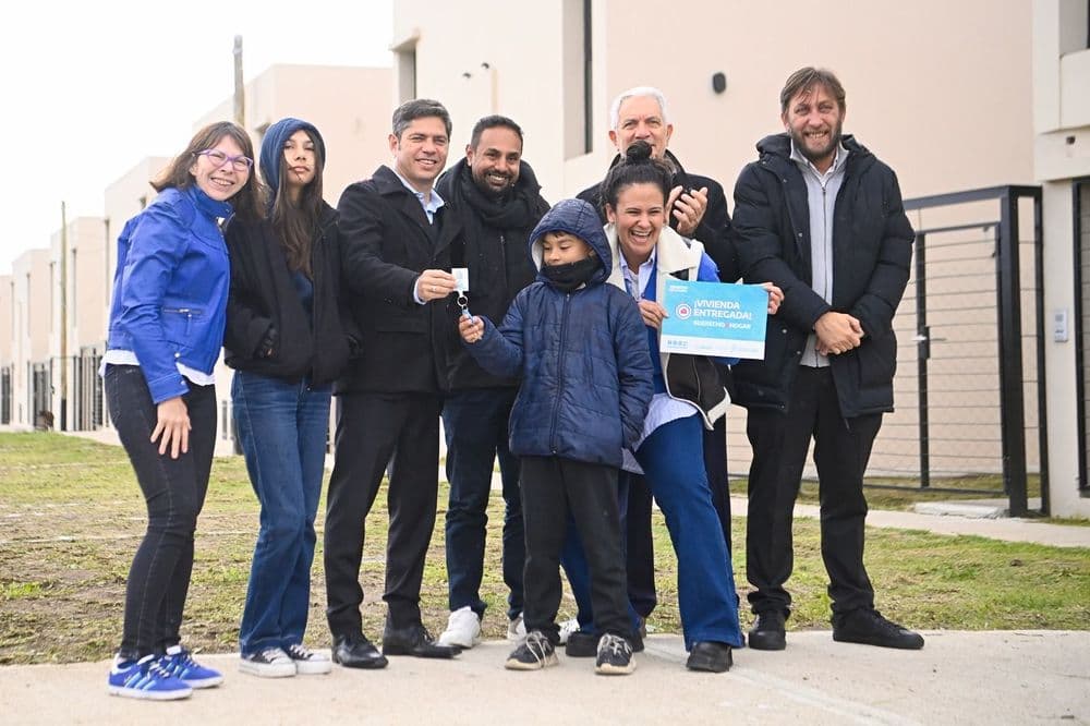 Kicillof y Alak entregaron viviendas a familias de Villa Elvira