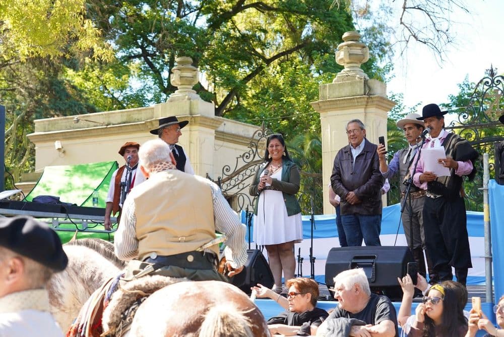 La Plata cerró el Mes de la Tradición con un gran pericón y desfile criollo