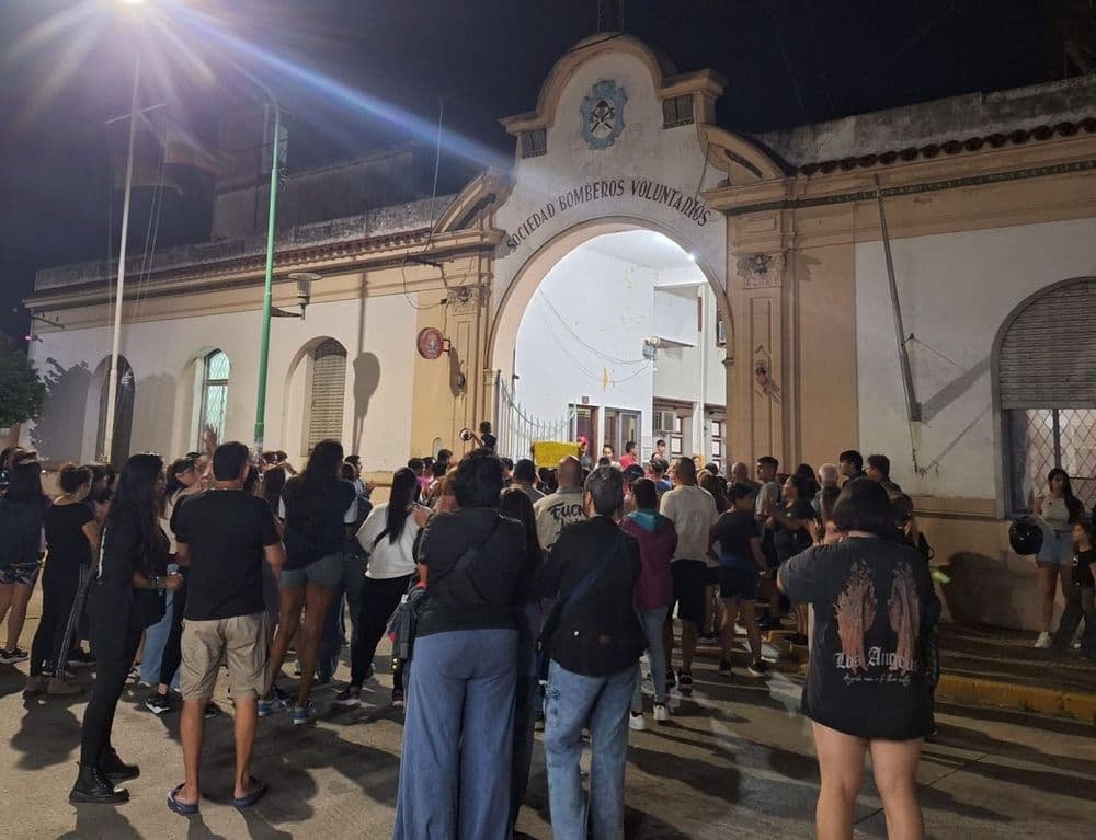 Ensenada: sirenazo, marcha y fuertes reclamos frente al cuartel de Bomberos Voluntarios