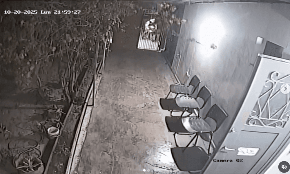 Violento robo de moto en Los Hornos: Delincuentes armados amenazaron a un hombre mientras esperaba a su esposa