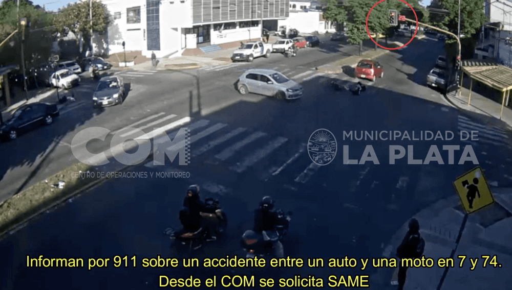 Un motociclista resultó herido tras un choque captado por las cámaras en 7 y 74