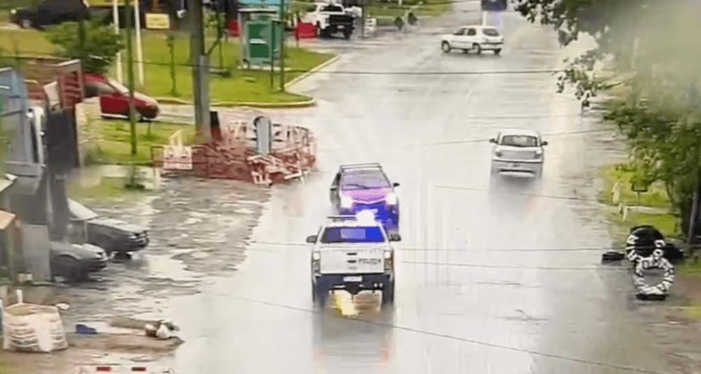 Video: Delincuentes en fuga chocaron a un patrullero en Punta Lara