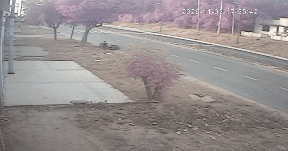 Grave accidente en La Plata: un repartidor sufrió una fractura de cráneo tras perder el control de su moto