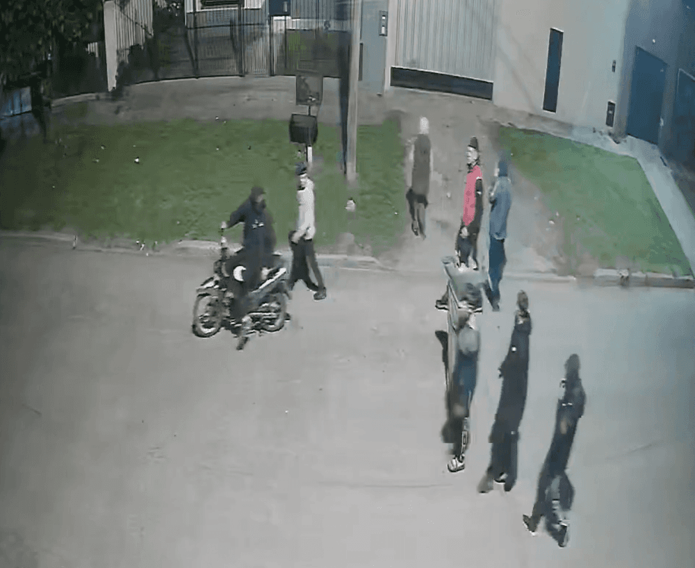 Inseguridad en Los Hornos: una banda con varios menores protagonizó un violento robo en una vivienda