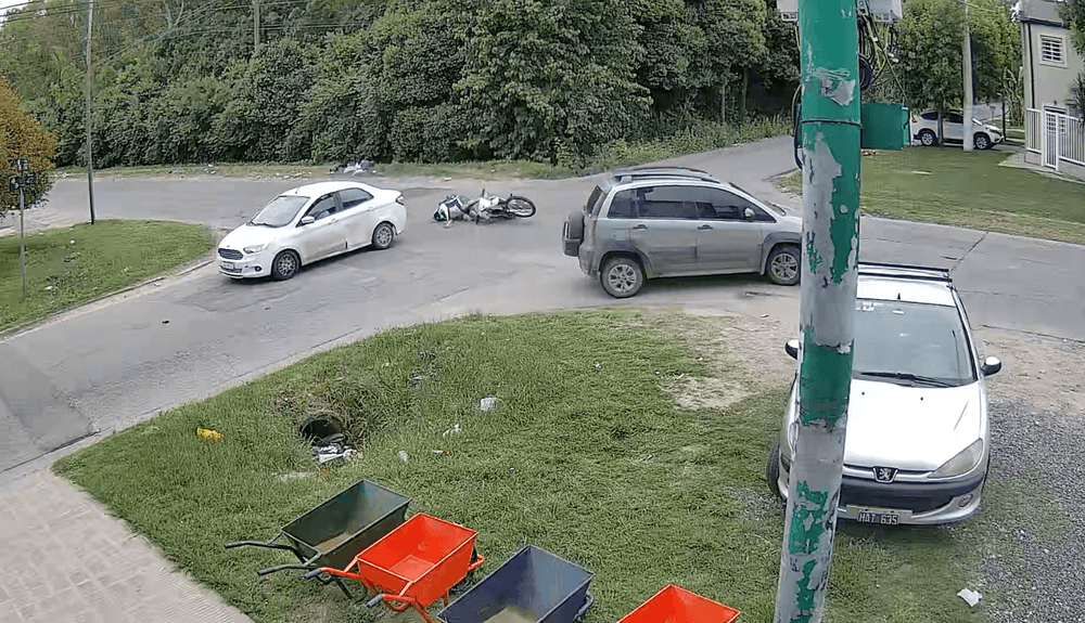 Grave accidente en San Carlos: un motociclista resultó herido tras chocar contra un auto en 137 y 42
