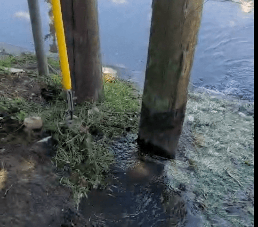 Denuncian que una obra de Claro rompió un caño maestro y dejó sin agua a todo un barrio en La Plata